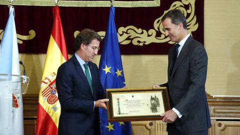 Feijoo entrega al rey el ttulo de embajador de honra del Camino de Santiago, en octubre del 2010