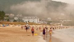 La playa de Area este sbado por la tarde, tras izarse la bandera roja y ordenar a los baistas salir del agua