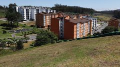 Vista de la Urbanizaci�n de Palmeiro, en Xove, con los pisos nuevos al fondo