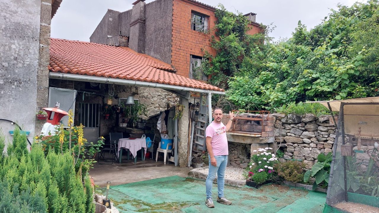 Una huerta sin limpiar por sus dueños condiciona la vida de una familia de Herbón, en Padrón