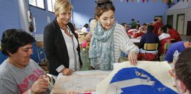 �nxela Franco (tercera por la derecha) recorri� las instalaciones con la gerente, Dolores Fern�ndez. 