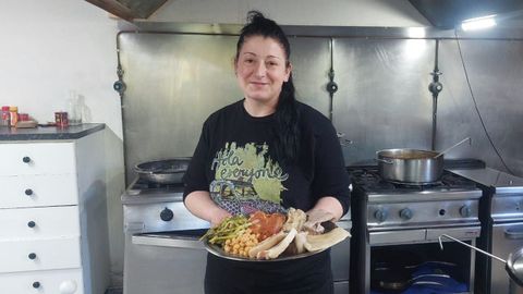 Ofelia Ungureanu, cocinera rumana que regenta Casa Urbano, en Ma��n