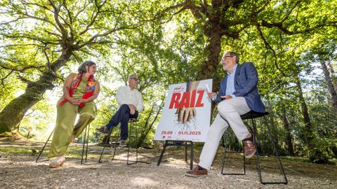 Maruxa Suárez, Evencio Ferrero e Alberto Sueiro, no bosque do Añón, de Carballo, onde tivo lugar a presentación do cartel do FIOT.