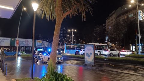 Una patrulla de la Polic�a Local regulando el tr�fico en la rotonda de El Corte Ingl�s