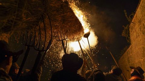 El fuego reina en la Noite dos Fach�s.