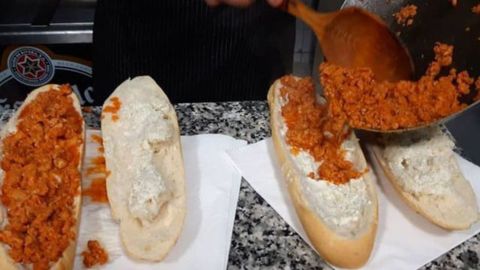 Uno de los bocadillos ms famosos del Entre Pan, el de picadillo con cabrales.