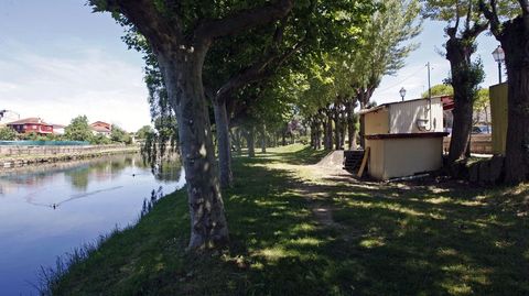 A la derecha, el chiringuito veraniego clausurado, que instalaba terrazas al lado del río