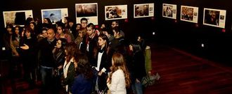 Alumnos de Xornalismo visitan la exposici�n de La Voz junto al periodista Nacho Mir�s.
