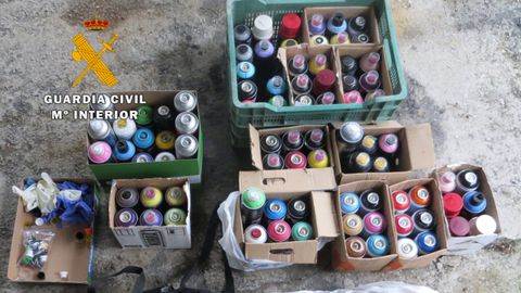 Material incautado a los grafiteros sorprendidos en la estaci�n de Puente de los Fierros