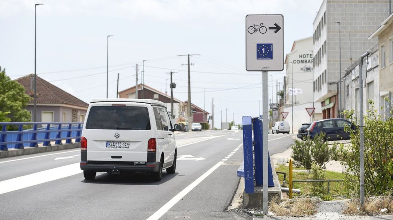 Fin al misterio de las señales tapadas en vías del entorno de Pontevedra: es una ruta ciclista internacional