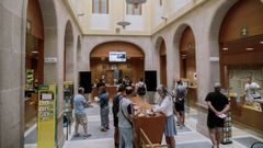 Oficina de Correos en Ourense abierta para registrar el voto para las elecciones del 23J por correo.