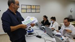 Personal de la Fanpa y monitores de la empresa, este lunes en la sede, durante la primera jornada de inscripciones para las ludotecas de verano