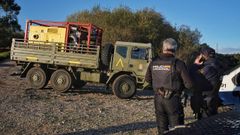 Agentes de la Polica Nacional rastrean la balsa de Berbes, en Ribadesella, Asturias