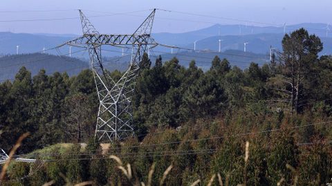 Infraestructura de alta tensi�n que da servicio a un parque e�lico gallego