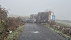 El cami�n qued� volcado sobre un lateral ocupando la carretera y un veh�culo con cuatro j�venes que circulaba detr�s choc� contra �l despacio