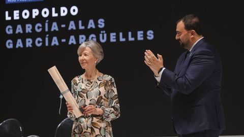 Una sobrina de Leopoldo Garc�a-Alas, rector fusilado en la Guerra Civil, recoge el premio a t�tulo p�stumo de Hijo Predilecto