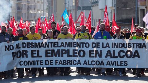 Trabajadores de Alcoa, durante la marcha que ha partido de Ribadeo (Lugo) y discurre por la carretera LU-642 para confluir en Vegadeo con los trabajadores que salen de Castropol (Asturias) en una nueva acci�n com�n como medida de protesta tras los anunciados cierres de las plantas de la multinacional del aluminio situadas en Avil�s y en A Coru�a.