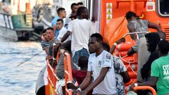 Imagen de la llegada a puerto de 25 personas rescatadas este viernes tambien en el mar de Albor�n