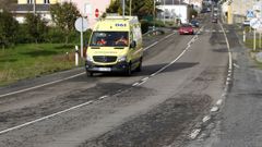 Ambulancia por la N-642 en A Mari�a, en una imagen de archivo