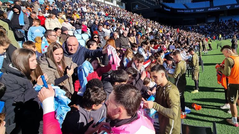 Los jugadores del Celta, con la afici�n tras el entrenamiento de este lunes.