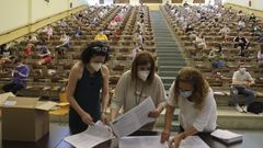 Instantes previos al inicio de los ex�menes de la ABAU en la facultad compostelana de Ciencias Econ�micas