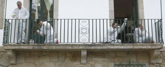 T�cnicos de la empresa farmac�utica Janssen pintan de forma altruista el pazo de A Laxe en colaboraci�n con Lar. 