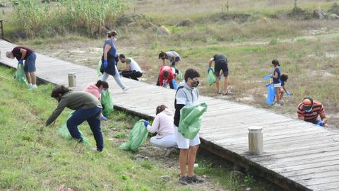 Ms de 30 voluntarios limpiaron la playa de Castro Cata este sbado