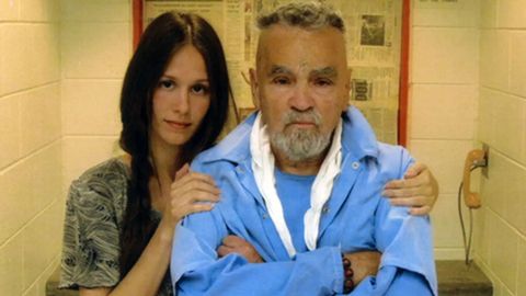 Afton Elaine Burton y Charles Manson poco antes del fallecimiento del conocido asesino.