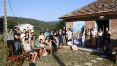 Artistas y vecinos durante la inauguraci�n de la exposici�n en�Andanzas Catefer�a, en Cortegada