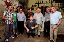Un grupo de O Grove se decide por unos vinos antes del pulpo.