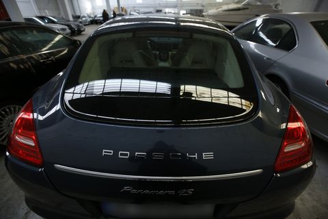 Un Porsche Panamera espera entre otros vehculos de alta gama a ser subastado