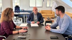 La directora de Enfermer�a, Concepci�n Abell�s; el gerente del �rea sanitaria, Jos� Flores; y el presidente del Colegio de Enfermer�a de Pontevedra, Pablo Moreira