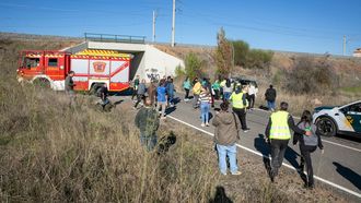 Agentes de emergencias trabajando en una zona pr�xima a la colisi�n