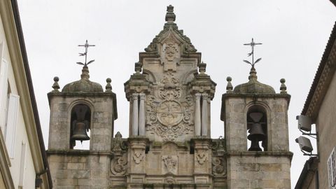 Cuerpo superior de la iglesia de Santa Mara Nai, con motivos herldicos.