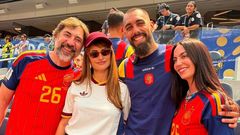 Javier Bardem, Pen�lope Cruz, Borja Iglesias y Mar�a Valero, tras el Espa�a-B�lgica que el actor presenci� con la camiseta del delantero de la selecci�n espa�ola y del Celta.