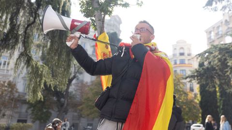 Un joven toledano de 28 aos se encaden a un rbol frente al Congreso de los Diputados para protestar contra la ley de amnista y amenaza con iniciar una huelga de hambre.