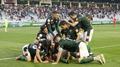 Nueva exhibición de unidad del combinado racinguista tras los goles en A Malata.