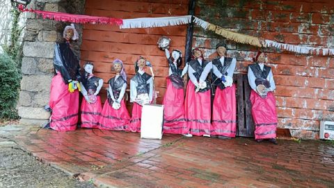 Comadres con trajes tradicionales en la parroquia de Rosende, en Sober