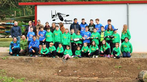 PRESENTACI�N DEL GRUPO CULTURAL LA RIBERA KAYAK DELANTE DE SUS
INSTALACIONES