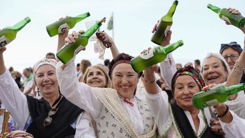 Gij�n bate su r�cord de escanciado simult�neo de sidra con m�s de 10.000 participantes