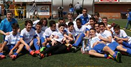 El conjunto ceense celebr� en el campo San Andr�s el t�tulo con los componentes de la plantilla, t�cnicos y directivos. 