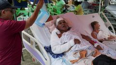 Una mujer herida recibe atenci�n m�dica en el exterior del Hospital de San Joaqu�n, en Panam�.