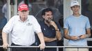 Donald Trump y Jared Kushner (a la derecha), acompa�ados del millonario saud� Yasir bin Othman Al-Rumayyan, el pasado julio, en el club de golf del magnate en Nueva Jersey