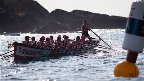 La tripulacin de Cabo de Cruz, virando una ciaboga en una regata de esta temporada