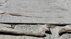 Un tramo destrozado de la pasarela de acceso a la playa de Laxe.
