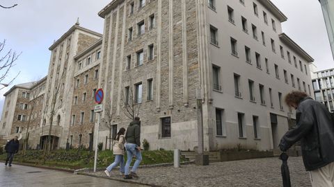 HOSPITAL XERAL.�Detr�s de Asteriscos Patrimonial est� el compostelano Luis Fontal, administrador �nico de Disashop, firma con sede el Oleiros especializada en los medios de pago electr�nicos. En el 2017 le compr� a la Universidade de Santiago el viejo edificio del Xeral, por 7,2 millones de euros. Cinco a�os despu�s se lo vendi� a Bestinver (Acciona) por 11, para abordar la actual residencia de estudiantes.