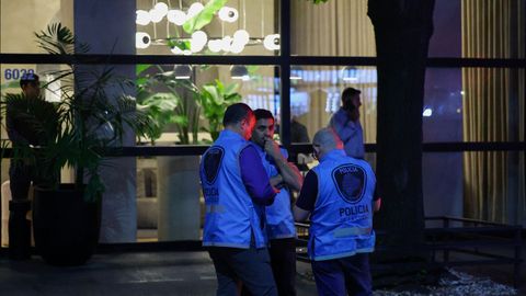 Agentes de polica en la entrada del hotel argentino. 