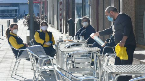 Personas con masacarilla por las calles de Silleda