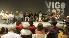 Los protagonistas de la huelga del 1972 junto a los adolescentes en el Marco.