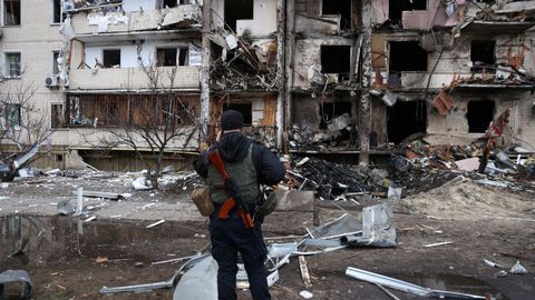 Una persona frente a un edificio residencial daado, despus de que Rusia lanzara una operacin militar masiva contra Ucrania, en Kiev.